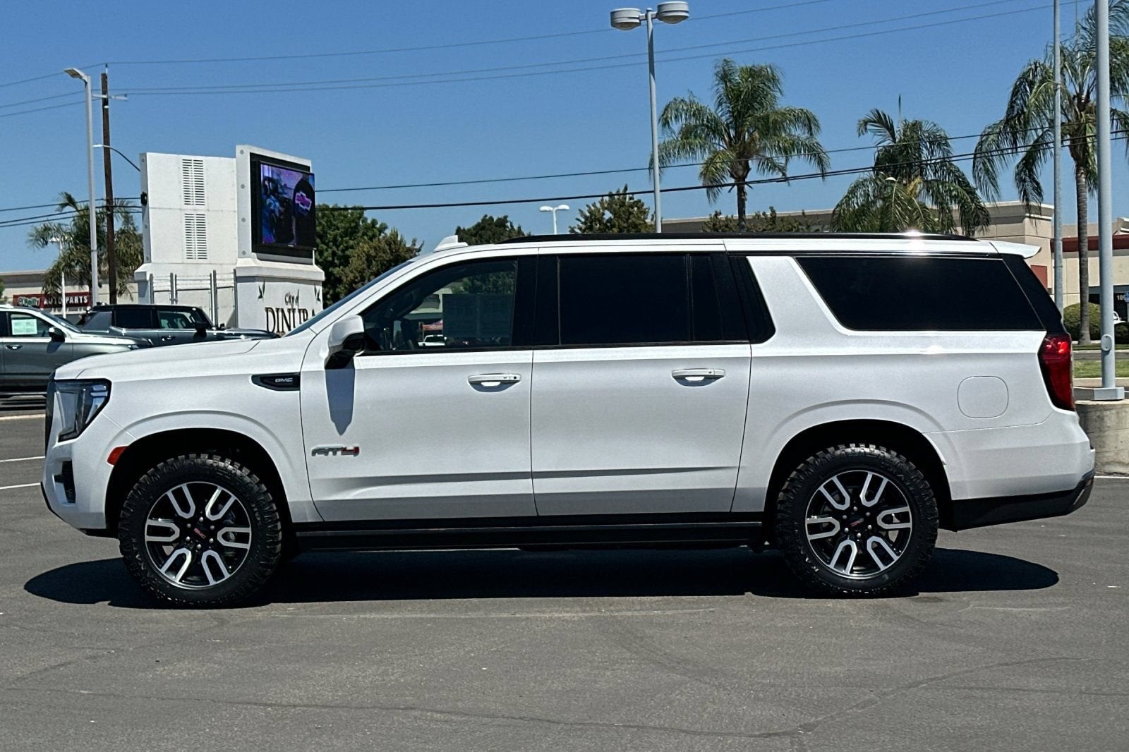 2023 GMC Yukon XL AT4